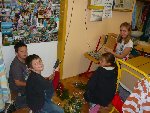 Noc ve škole - výroba adventních ramínek 5.C 2011/12