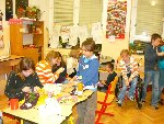 Noc ve škole - výroba adventních ramínek 5.C 2011/12