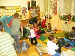 Noc ve škole - výroba adventních ramínek 5.C 2011/12