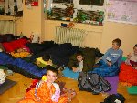 Noc ve škole - výroba adventních ramínek 5.C 2011/12